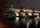 Karlův most  Při večerním toulání Prahou jsme zašli i na Kampu a z nábřeží jsem fotila osvětlený Karlův most.