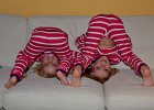 Proužky 2  Koupila jsem holkám stejné pyžamo a poprosila je o trochu spolupráce.