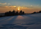 Západ slunce na horách  Západ slunce z cesty mezi Hraběticemi a Královkou v Jizerských horách. Sluníčko dělalo na neporušeném sněhu dlouhé stíny a zbarvovalo okolní kopce do růžova. Byla to nádhera.